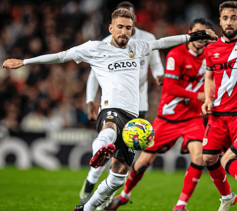 赛地聚焦——西甲冲刺阶段热度飙升；马德里竞技远射贴柱；话题不断；控场能力受关注的简单介绍-爱游戏体育下载